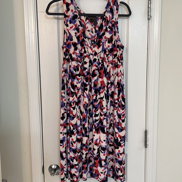 SLEEVELESS V Neck Floral Dress - Picture 3 of 6